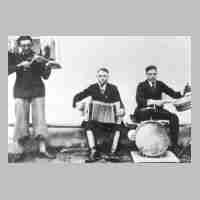 075-0012 Klein Plauen - mit Geige Paul Wittke, Ziehharmoni-ka Willi Sohn, Schlagzeug Richard Heinrich, ca. 1937.jpg